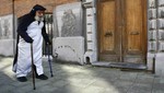 Bélgica: Un anciano se pasea vestido de pingüino