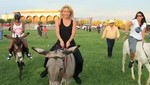 Shakira participó en una carrera de burros en México (video)