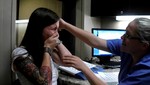 Video: Mujer sorda por 29 años escuchó por primera vez su voz