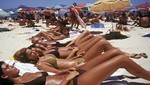 Ofrecen consejos a personas que pasen Año Nuevo en la playa para proteger la piel