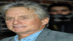 Michael Douglas captado fumando tras recuperarse de cáncer