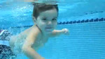 Video: niño de 2 años nada en piscina olímpica