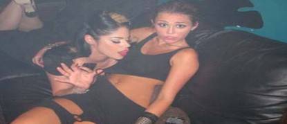 Miley Cyrus goza de una chica Miley Cyrus goza de una chica