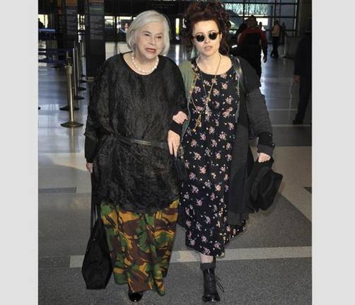 Helena Bonham Carter, de 'El Discurso del Rey', de paseo con su madre