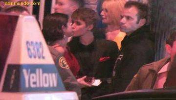 Justin Bieber y Selena Gómez se besaron saliendo de fiesta