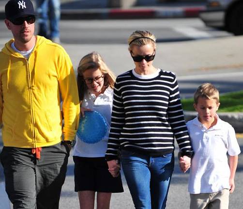 Reese Witherspoon pasea en familia el día post-Oscar