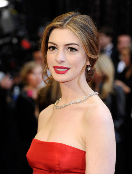 Anne Hathaway ganó 750 mil $ la noche de los Oscar por lucir joyas