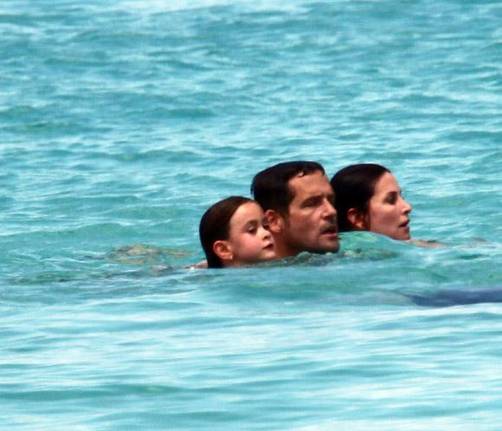 Courteney Cox se relaja en el caribe junto a su hija y Josh Hopkins