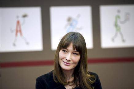 Carla Bruni retrasa el lanzamiento de nuevo su disco