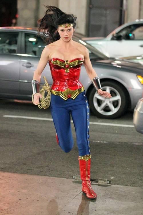 Adrianne Palicki en el rodaje de 'Wonder Woman'