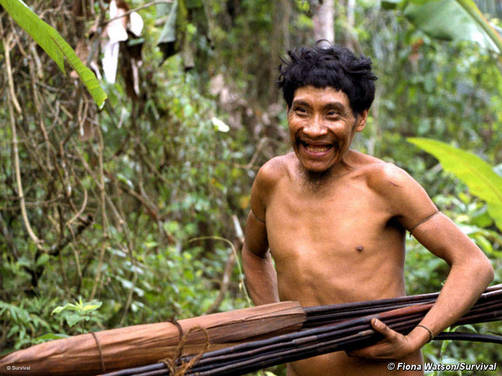 Pueblo indígena nómada sale de la selva para demostrar su existencia