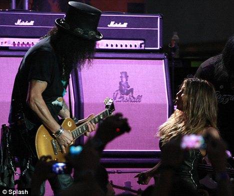 Fergie participó en tributo a Slash