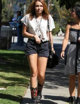 Miley Cyrus con un estilo muy country por Los Ángeles