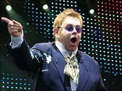 Elton John sigue en lo mismo, ahora critica a Oasis