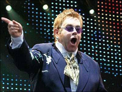 Elton John sigue en lo mismo, ahora critica a Oasis