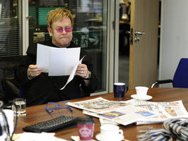 Elton John supervisó la edición de un periódico