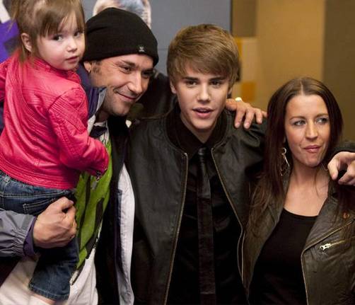 Justin Bieber une a sus padres