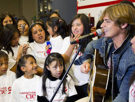 Carlos Baute visita a niños con labio leporino en México