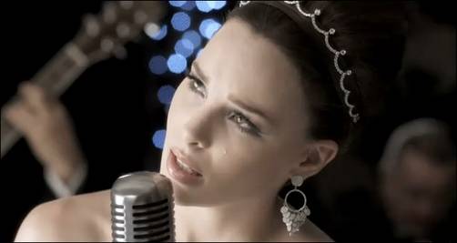 Vídeo: Belinda interpreta la canción 'Contigo a la distancia' en la serie Mujeres Asesinas 3