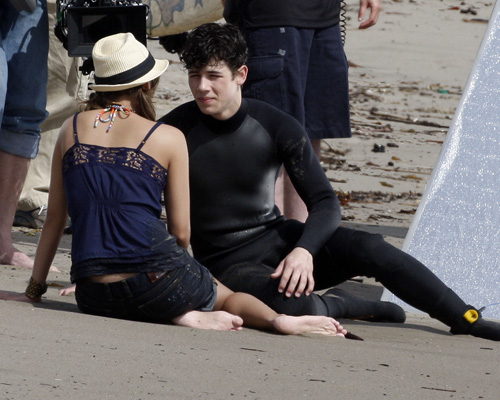 Nick Jonas es un Guapo Surfista