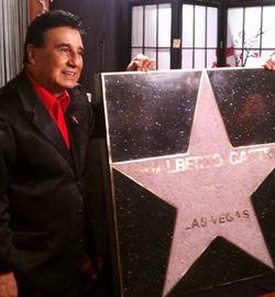 Gualberto Castro recibe estrella en Las Vegas