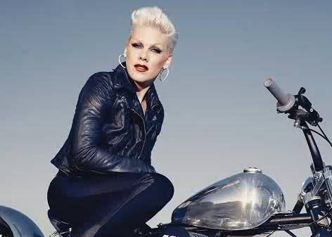 Pink se burla en Twitter de Christina Aguilera