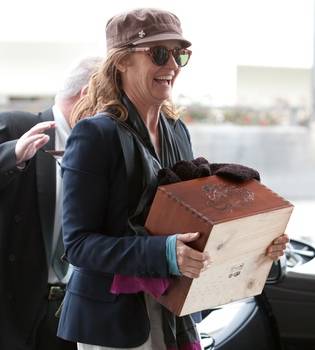 Melissa Leo lleva su Oscar en una caja de madera