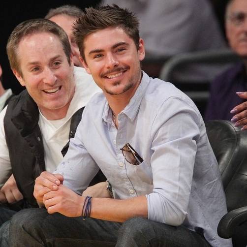 Fotos: Zac Efron asiste al juego de los Lakers y se lo llevan por delante