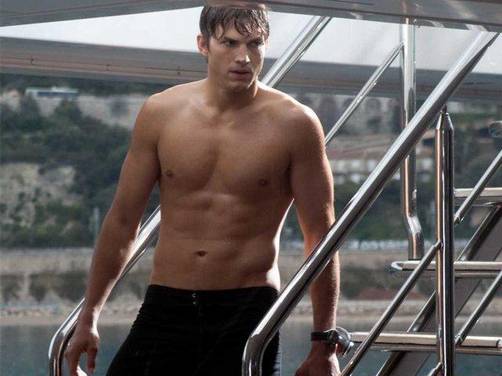 Ashton Kutcher muestra abdominales en nueva película