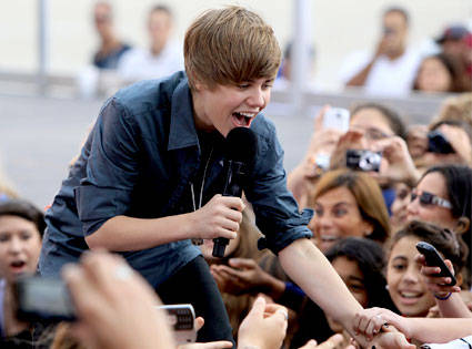 Justin Bieber tiró agua a sus fans Justin Bieber tiró agua a sus fans