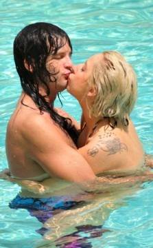 Lady Gaga besándo a su ex Luc Carl en una piscina