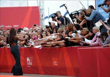 Naomi Campbell desfila por sorpresa por la alfombra roja de Venecia
