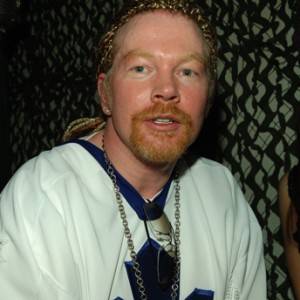 Axl Rose es recibido a botellazos en un concierto en Irlanda