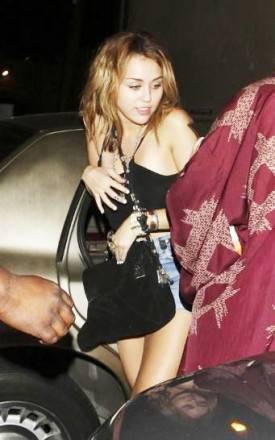 Miley Cyrus fotografiada con prendas diminutas