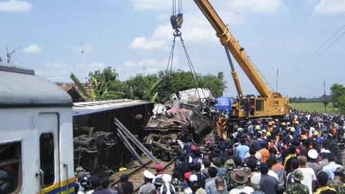 Un choque de trenes en Indonesia deja decenas de muertos