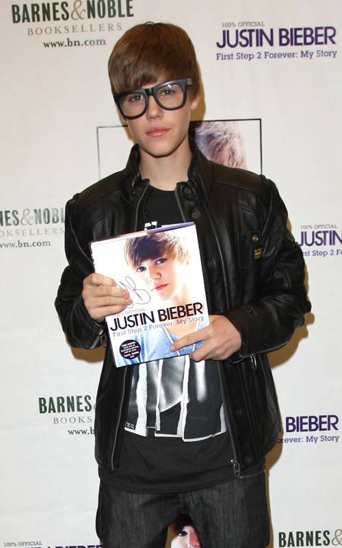 Justin Bieber pasó Halloween en 'Barnes and Noble' autografiando libros