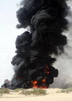 Un oleoducto saboteado en el sur de Yemen está en llamas