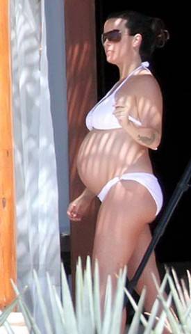 Alanis Morissette luce su avanzado embarazo en bikini