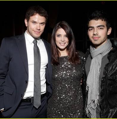 Joe Jonas, Ashley Green y Kellan Lutz en celebración de la revista YRB