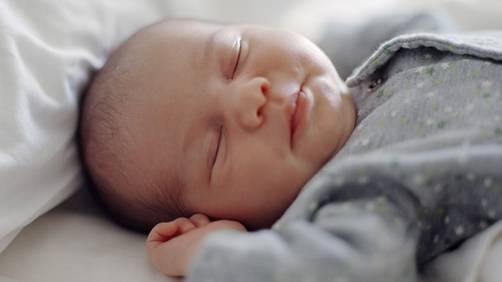 La muerte de cuna en bebés se eleva en Año Nuevo por el consumo de alcohol