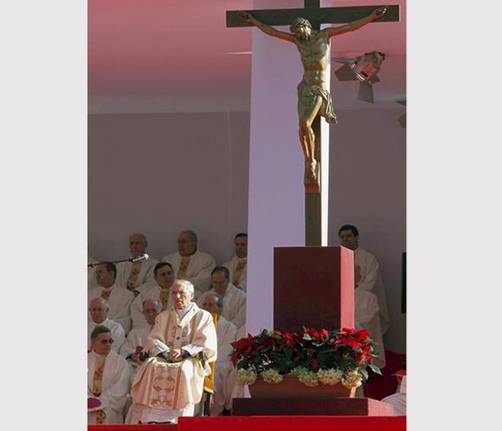 Benedicto XVI ofrece misa para miles de fieles