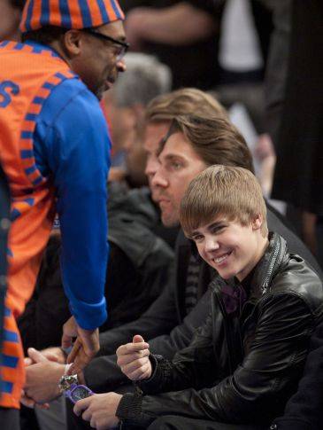 Justin Bieber asiste al partido de los Knicks y desata pasiones
