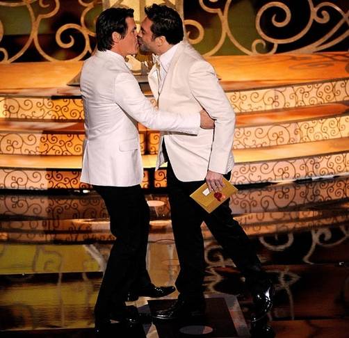 Javier Bardem causa polémica por beso en la boca con Josh Brolin