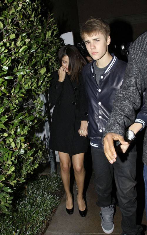 Fotos: Justin Bieber y Selena Gómez son asediados por los paparazzis