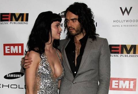 Katy Perry no puede estar alejada de Russell Brand