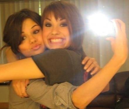 Selena Gómez se burla de su 'amiga' Demi Lovato