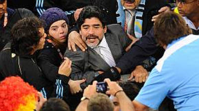Mundial Sudáfrica 2010: Maradona se bronqueó con alemanes y Dalma tuvo que calmarlo