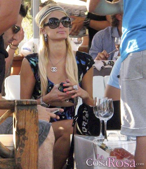 Paris Hilton encantada con un bailarin de discoteca