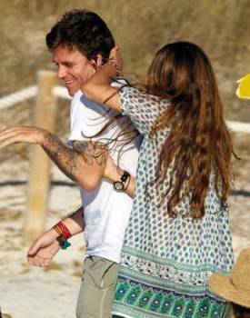 Dani Martín fue fotografiado junto a su novia en las playas de Ibiza