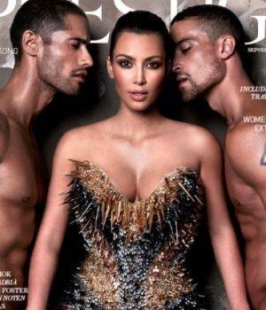 Kim Kardashian posa entre dos hombres desnudos